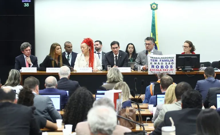 🚀 Histórico! Câmara aprova o fim da Escala 6x1: Entenda TUDO o que muda na sua vida!