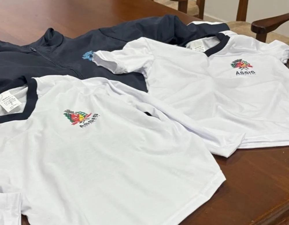 🧥 Com 5 meses de atraso, Prefeitura de Assis começa a entregar novos uniformes escolares