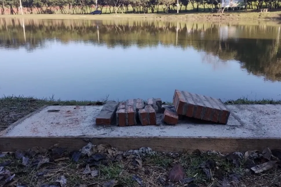 😡Vandalismo destrói novos bancos do Parque das Águas 2 em Assis